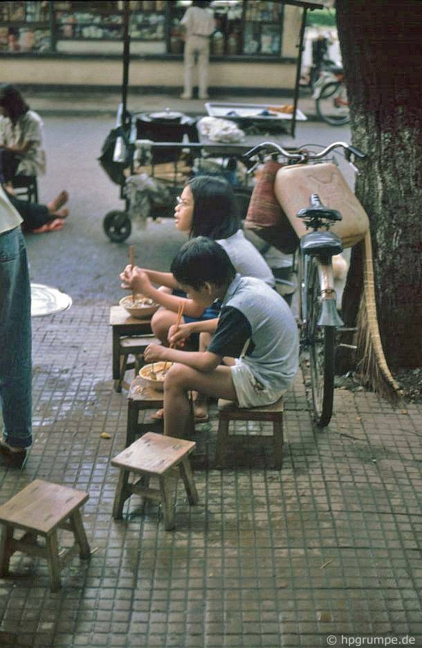 ăn ở vỉa hè Sài Gòn